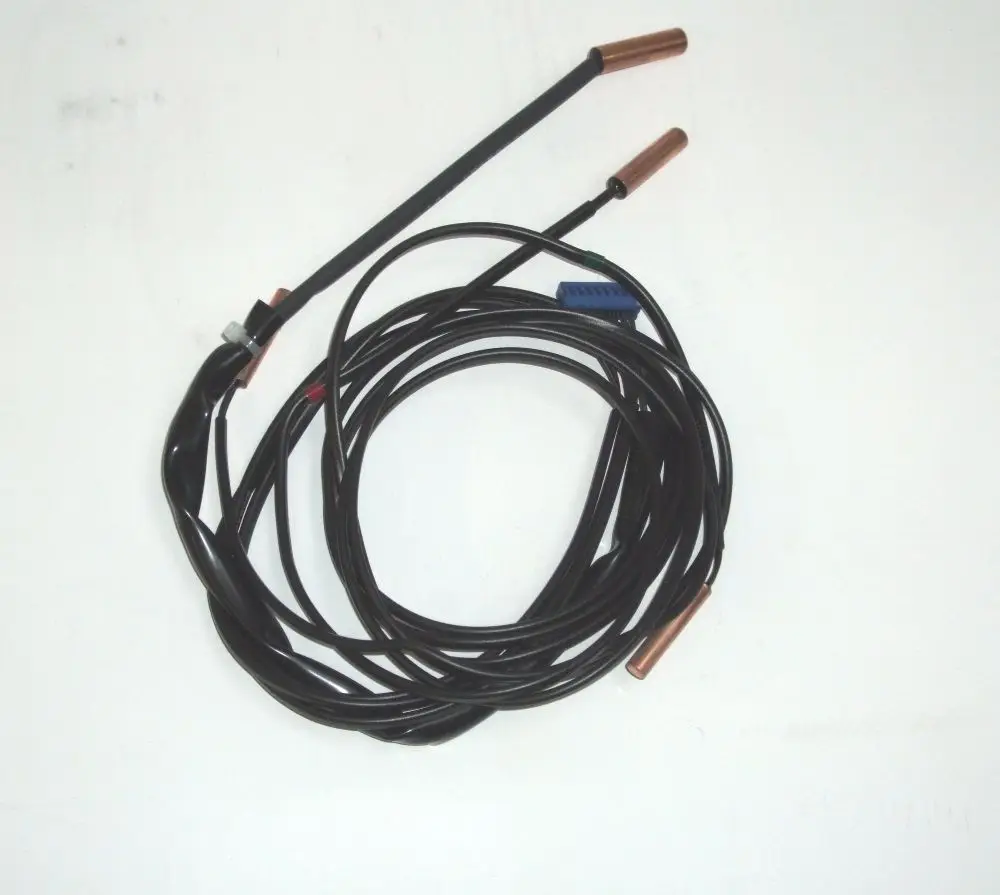 Schwarzes Kabel mit zwei Kupferenden und einem blauen Steckverbindungsstück, vermutlich ein Fühler für ein Daikin Heizsystem.